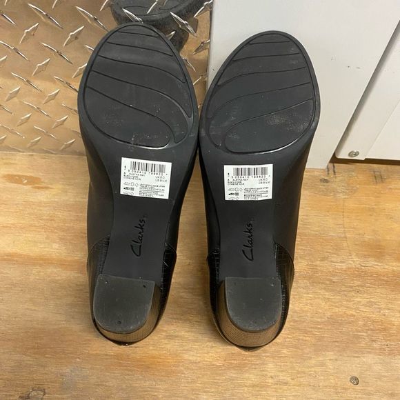 CLARKS (Worn Once!) Women's Alayna Ray Pumps Black Leather Block Heels, Size 8.5 - Picture 9 of 11